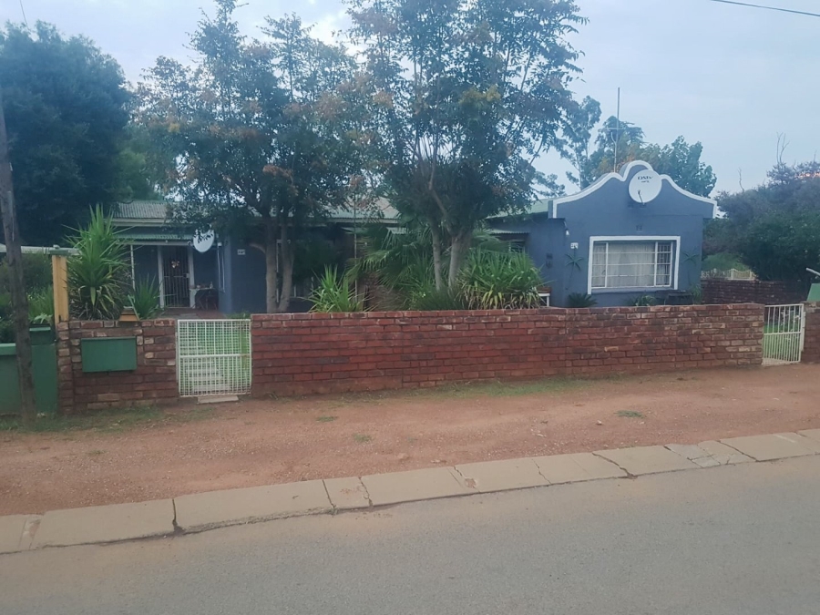  Bedroom Property for Sale in Wilkoppies North West